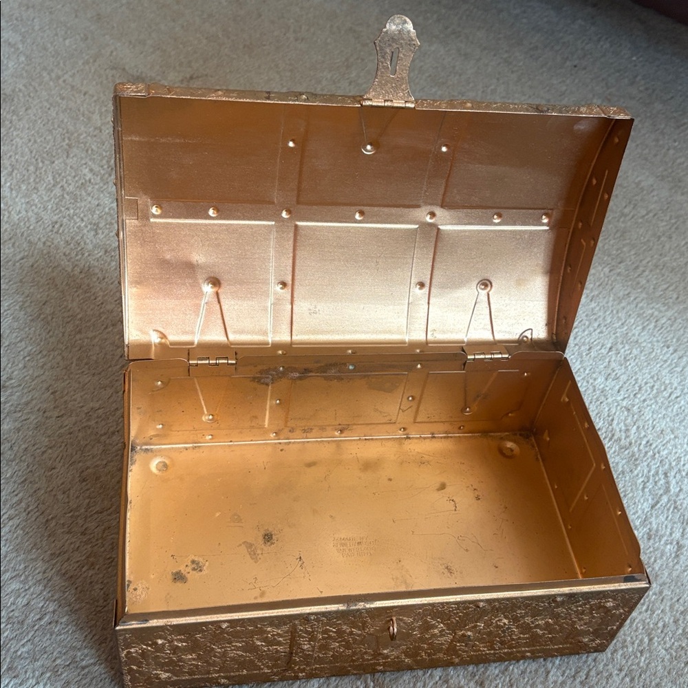 VINTAGE 1930'S KENNEDY MFG & CO. METAL TREASURE CHEST VAN WERT OHIO - Picture 2 of 8